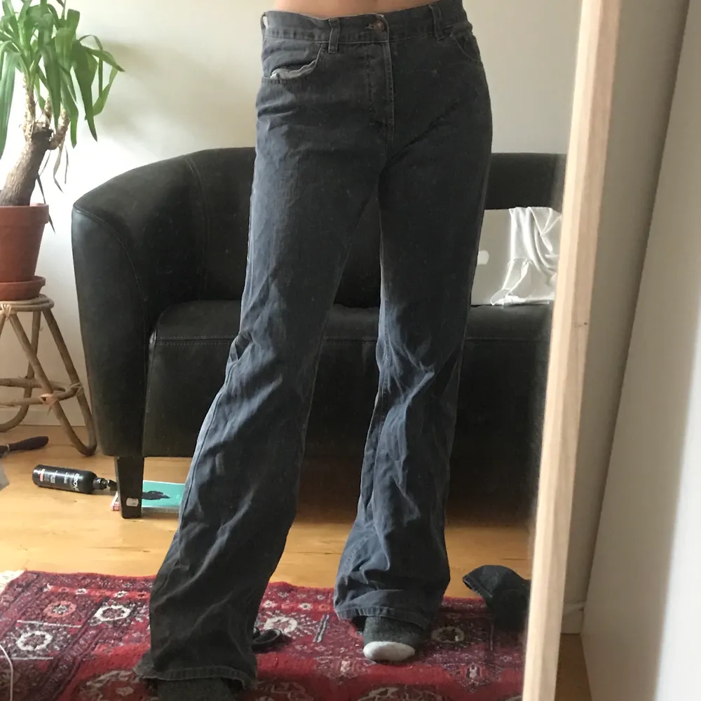 Raka grå jeans, bra skick förutom lite slitningar längst ner,se bild.  Fraktar och möts. Jag är 174 cm lång. Jeans & Byxor.