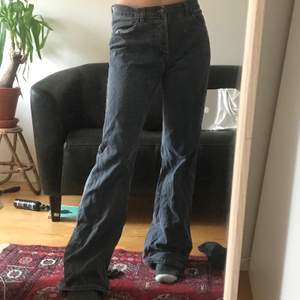 Raka grå jeans, bra skick förutom lite slitningar längst ner,se bild.  Fraktar och möts. Jag är 174 cm lång