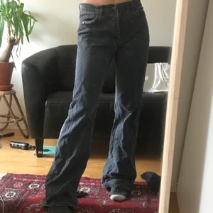 Raka gråa jeans - Raka grå jeans, bra skick förutom lite slitningar längst ner,se bild.  Fraktar och möts. Jag är 174 cm lång