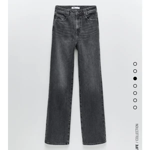 Gråa zara jeans - Gråa zara jeans i storlek 42 men mer som en 40!! Slutsåld och aldrig använda!! (Raka och Långa jeans) Måtten ser ni på andra bilden och frakt tillkommer💞💞 budgivning om fler är intresserade 