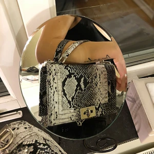 Handväska - Jättefin väska i ormskinns-imitation. Använd ett fåtal gånger, inga defekter, i nyskick. Möter helst upp, och frakt ingår inte i priset!