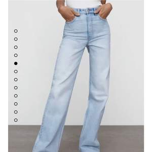 Säljer mina superfina zara jeans full length, dom är knappt använda och säljer för att jag har så många liknande. Jag är runt 174 och dom går ner till marken, går att klippa för er som behöver kortare! 💕🦋