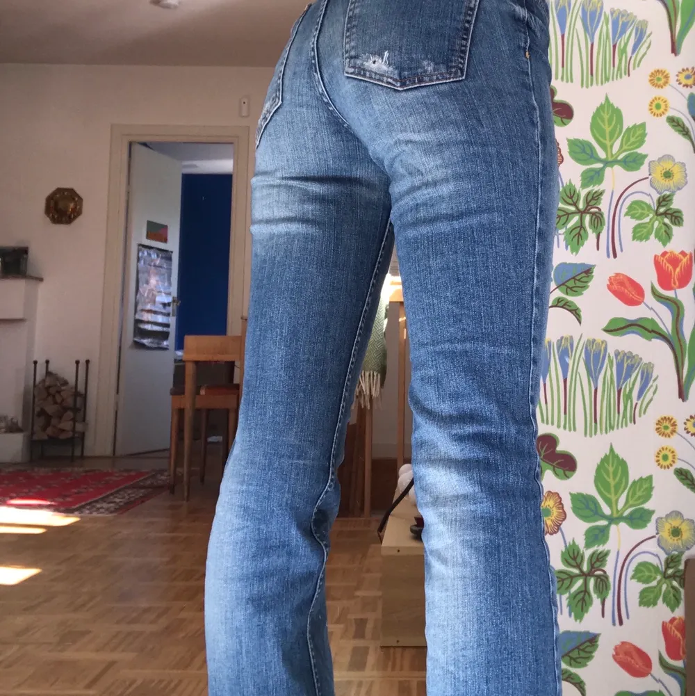 Snygga flared jeans med hål i ljus wash, superbra skick!!. Jeans & Byxor.