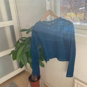 Super gullig tröja/topp/blus. Jag använde den bara vid finare tillfällen och därför är den endast använd 2 till 3 gånger. Härlig blå färg som passar våren och sommaren💕
