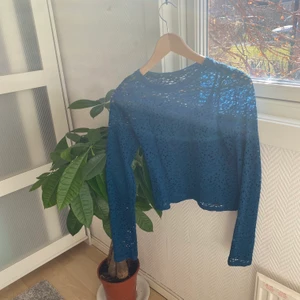 Sommar topp - Super gullig tröja/topp/blus. Jag använde den bara vid finare tillfällen och därför är den endast använd 2 till 3 gånger. Härlig blå färg som passar våren och sommaren💕