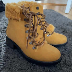 Vinterkängor  - Säljer då dom aldrig kommit till användning. Det är päls i hela skon och dom är väldigt bekväma vad jag minns från då jag testa dom. Köpte dom på skopunkten för nått år sen för typ 200kr