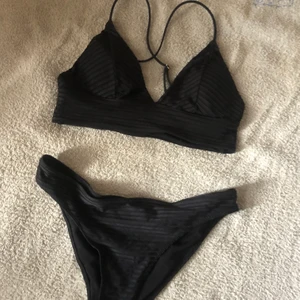 Bikini - Köpt på Plick men var förliten. Aldrig använd av förra ägaren och överdelen är bara testad😊