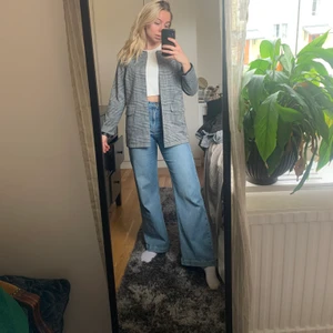 Rutig vårkappa  - Rutig kappa, perfekt inför våren! Strlk M, men skulle säga att den är mer som en S. Köparen står för frakten.