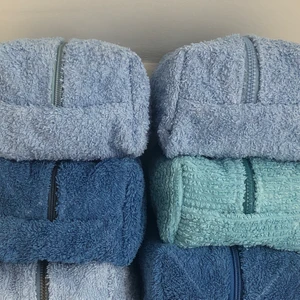 Handgjorda necessärer - Egengjorda och handgjorda necessärer🥰🥰 säljer dem på instagram @bernhbernh🤍 släppte precis detta blåa droppet, så det är först till kvarn!! alla tyger är återvunna av secondhandtyg så ingen är den andra lik💖💖