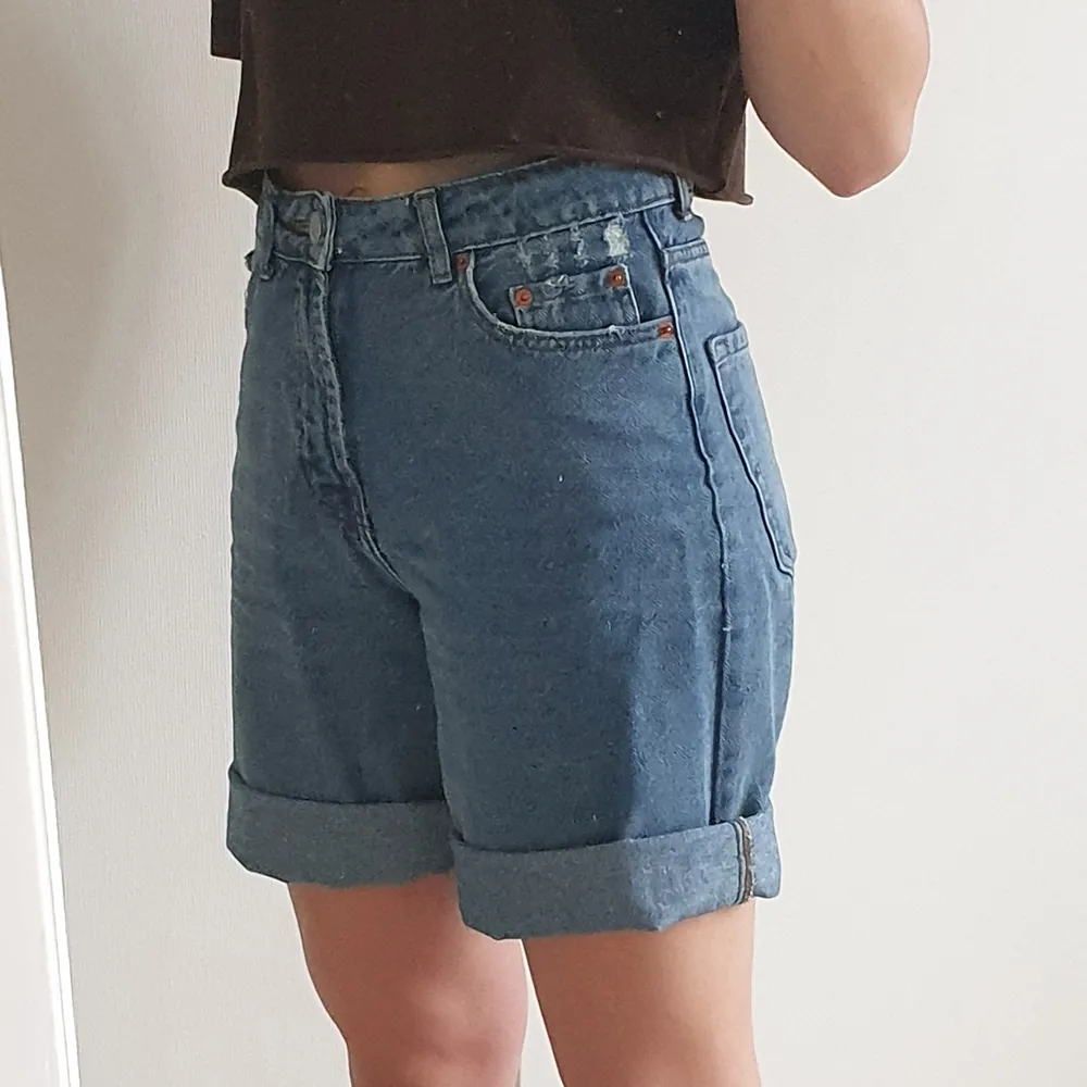 Shorts som jag klippt själv från ett par jeans. Kan vikas både så att de blir längre och kortare. Vill man inte att vikningen ska rullas ut när de används kan de behövas strykas eller eventuellt sy några stygn. . Shorts.