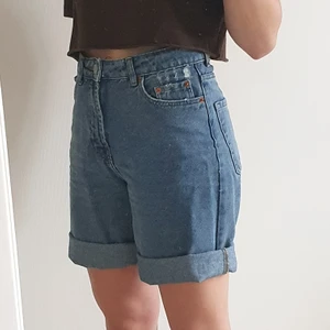 Långa shorts - Shorts som jag klippt själv från ett par jeans. Kan vikas både så att de blir längre och kortare. Vill man inte att vikningen ska rullas ut när de används kan de behövas strykas eller eventuellt sy några stygn. 