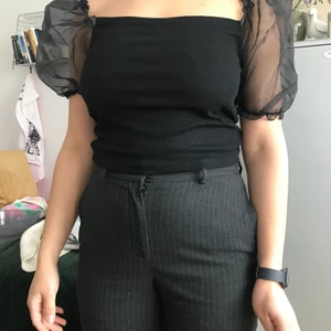 Tröja med puffärm - Jättefin tröja med puffärm. Lite kortare i modellen, använd endast en gång så den är i nyskick. Köpt på asos, storlek L men passar alla från S till L.