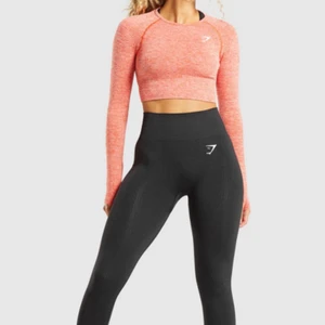 Gymshark träningstights - Säljer mina fina svarta träningstights från gymshark som tyvärr är för stora för mig. Sitter supersnyggt och är supersköna och stretchiga. Använda fåtal gånger!