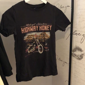 T-shirt från Gina - Enkel t-shirt från Gina, använd fåtal gånger. Mkt fint skick, köparen står för frakten