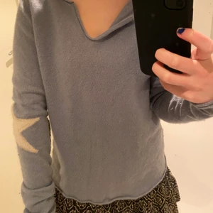 Stickad tröja - Säljer denna fina stickade törja med stjärnor på armbågarna!❤️❤️❤️