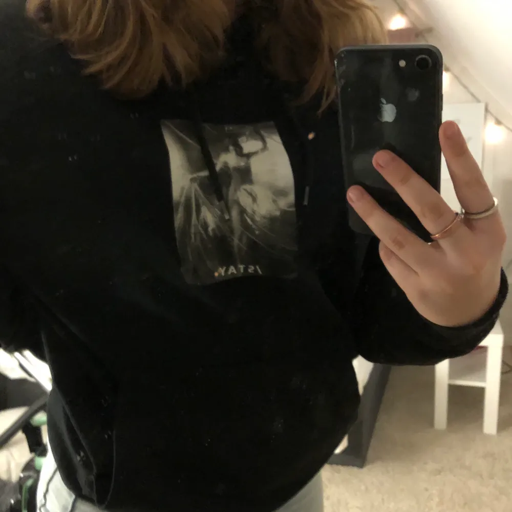 En svart hoodie med tryck från Stay i storlek M. I Bra sick🤍. Hoodies.