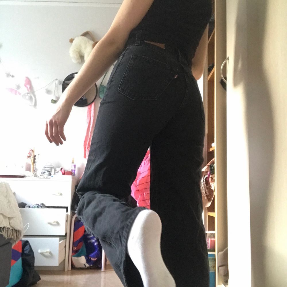 Jättefin modell på levis jeans, använder dom dock inte lämgre. De är högmidjade och modellen heter levis ribcage wide leg. Jag är 160 cm lång, innerbensömmen är 78 cm. Bor i stockholm och kan mötas upp eller frakta om ni står för frakten. Jeans & Byxor.