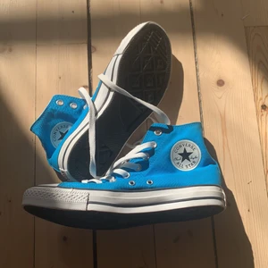 converse  - säljer mina blåa oanvända converse ! aldrig använda endast testade , perfekt skick & väldigt unik färg!! 