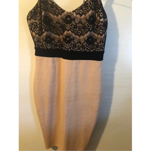 Beige klänning med svart spets - Klänningen köptes från butik, Storlek S sitter snyggt Köparen står för frakt