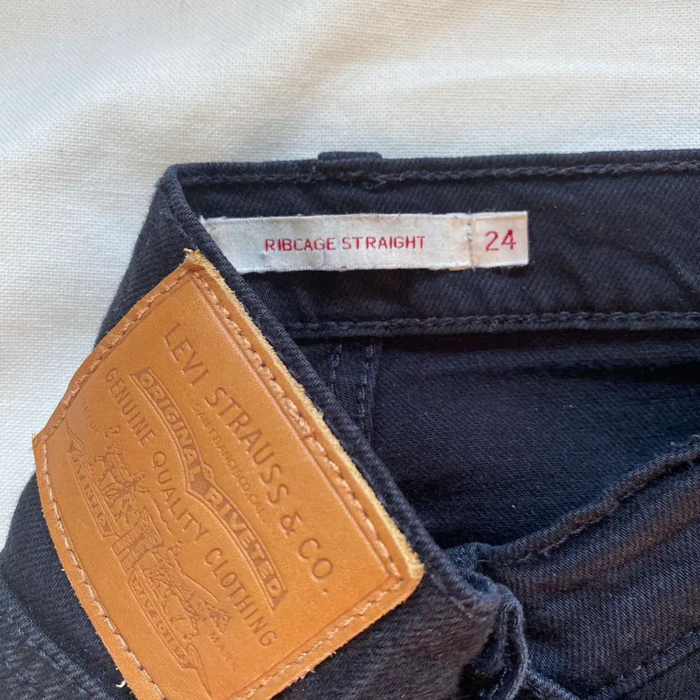 Svarta Ribcage Straight i strl. 24. Endast använda fåtal gånger de är i väldigt fint skick💖 ordinarie pris 1200kr . Jeans & Byxor.