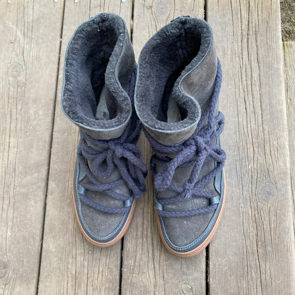 Superfina Inuikii skor i storlek 39! Sparsamt använda under vintern 2020, säljes pga fel storlek för mig. Köparen står för frakt:)  . Skor.