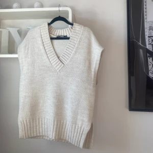 Väst🌸 - Super fin väst ifrån Bikbok som tyvärr inte kommer till användning💞