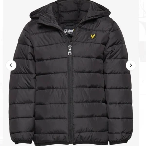 Jacka från Lyle & Scott - Jacka (lightweight puffa jacket) från Lyle & Scott. Bra skick. Storlek 14/15 år, unisex (passar XS/S)