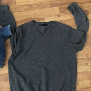 Tröja - Hjälper en kompis att bli av med lite kläder