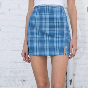 Brandy Melville kjol  - En super fin blå rutig kjol från Brandy Melville. I bra skick då den bara används ett fåtal gånger. Passar mig perfekt som är en XS/S i kjolar! Köparen står för frakten 💕🚚 