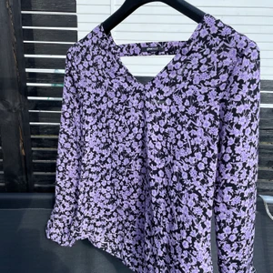 blommig blus  - blommig sommar blus, aldrig använd 💜 köparen står för frakten