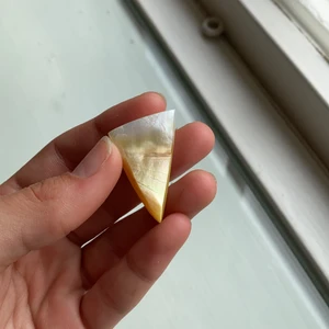 Pärlemor  - Pärlemor i nyskick direkt från Desert Design och är aldrig använd till någonting, har en massa andra annonser där jag säljer t.ex. smycken av pärlemor så om ni är intresserade gå gärna in och kolla! Vi kan fixa ett hål man vill ha den som ett smycke så säg isåfall bara till om ni vill ha hålet uppe eller nere:) köparen står för frakt 