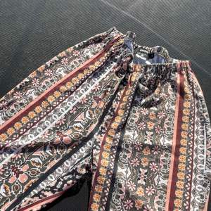 fina sköna byxor med mönster från bikbok