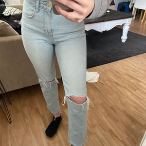 Jeans  - Super snygga och sköna jeans från zara! Inte använda mycket alls, stl 36 men skulle säga att dom passar 34 också. Priset kan diskuteras!