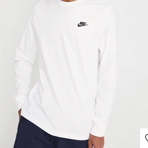 Vit Nike tröja  - Långärmad tröja, från Nike. Passar både tjejer och killar! Frakt 54kr✨