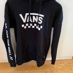 Vans hoodie - En hoodie från vans. Snygg med detaljer. Säljer pågrund av att jag inte använder den. Storleken är S. Ord pris 399.