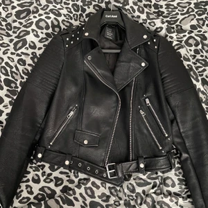 Tuffaste skinnjackan! - Oanvänd jacka i storlek S/8. Köpt från Zara för flera år sedan. Aldrig använt för den är för liten på mig. 300 kr + frakt på 112 kr med PostNord.