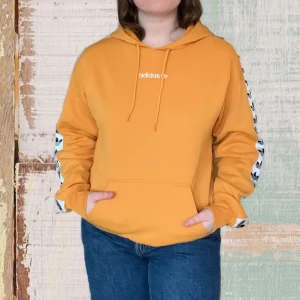 Adidas hoodie - Supercool Adidas hoodie i storlek M och den är rättså stor i storleken. Använd 2 gånger och är köpt i London på Topshop. Inköpspris 600 kr. Superskön och mjuk!