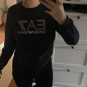 Armani tröja - Jätte fin Armani tröja, nyskick, andvänd ett få tal gånger, storlek xs, köpt i london i Jdsports, säljer den pga att jag inte andvänder den, jätte skön, nypris ca 800-900 mitt pris 200kr! PS! Köparen står för frakten❣️