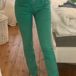 gröna lågmidjade jeans - gröna lågmidjade jeans! super fina och super bra skick! bra längd på mig som är 165 och har en innerbenslängd på 75cm💗💗💗 