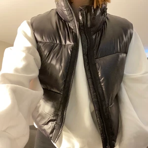 Intressekoll på denna väst✨ - Är inte säker om jag vill sälja än. Bara en intressekoll, vill veta om någon är intresserad så jag kan få nått bra bud! Helt ny aldrig använt den. Det är en croppad modell💕 Buda i kommentarerna! Köp för 500+frakt vid snabbt köp!!!! Pris kan diskuteras!