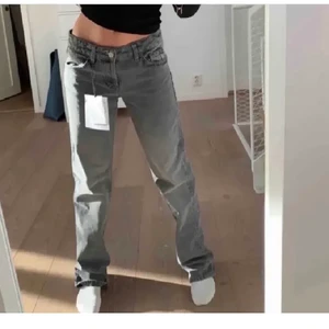 Zarajeans - Säljer dessa slutsålda zarajeans. Dessa är aldrig använda, lappen sitter kvar. Säljer då de inte passar. Buda i kommentarerna eller köp direkt för 500 ink frakt💗💗 (byter gärna mot samma jeans i 38 om det skulle vara fallet) Tar endast emot seriösa bud, lagt bud är lagt!!!⚡️⚡️
