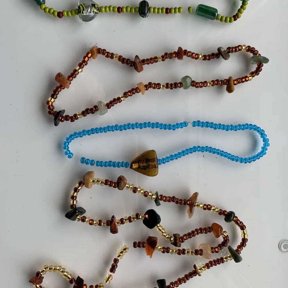 Fun beaded jewelry! Necklaces are 35kr, bracelets are 25kr, rings are 15kr and waistbands are 40kr (first picture). You can personalize the jewelry by choosing length, color, design and other requests! . Accessoarer.