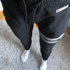 Mjukisbyxor från stronger - Mjukisar från Stronger som inte används längre. Tror ej att de säljs längre på deras hemsida. Nypris 599kr. Köpare står för frakt