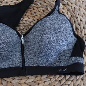 Victoria’s secret sport-BH - Sparsamt använd sport-BH från Victoria’s secret. Stor i storleken. Kan samfraktas med annat.