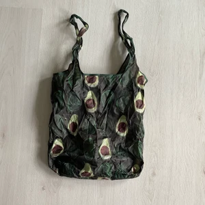 Påse - Kan användas flera gånger. Kan stoppas in i en egen liten påse. Perfekt storlek att ta med sig överallt. Fint avokadotryck