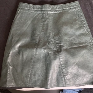 Grön skinnkjol - En grön skinkjol. På sista bilden ser man färgen bäst. Storlek S. Använd fåtal gånger. Fickor på sidorna💓 Du bestämmer leverans sätt 😊