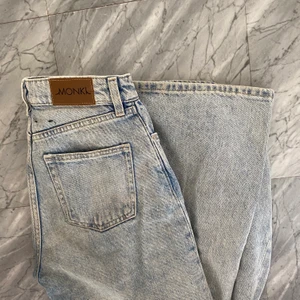 Vida jeans! - De perfekta ljusa, vida jeansen till våren från monki! Långa i benen. Gillar dom verkligen men har tyvärr blivit försmå 💙🙏🏼