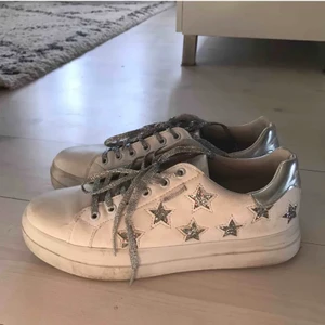 Jättefina skor med stjärnor - Skor köpta från Zalando för 1000kr säljs för 500kr. Andra bilden är lånad. Ps skorna kommer med vita skosnören! 