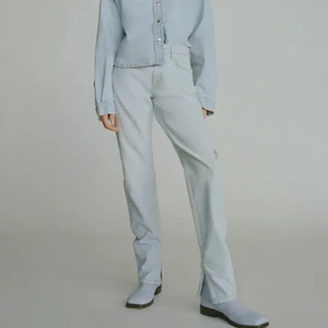 Zara split jeans  - Raka jeans med slits på insidan från ZARA. Medelhög midja, långa ben. Samma modell som de grå. Storlek 36. Sparsamt använda.