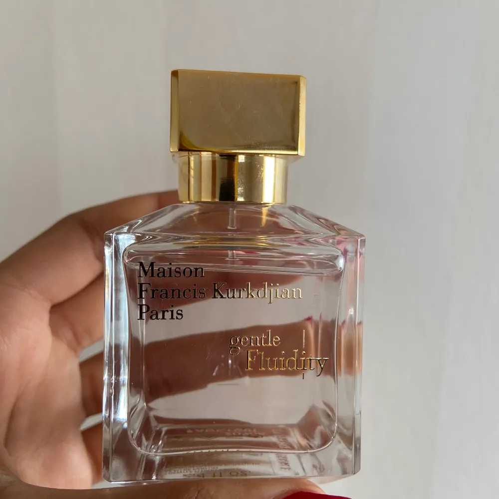 Söt/knäckig parfym från MFK köpt på NK i sthlm, 70ml. Knappt använd, köptes förra veckan, förpackning och orginalkvitto finns. Kan även upphämtas i sthlm området 😊. Parfym.